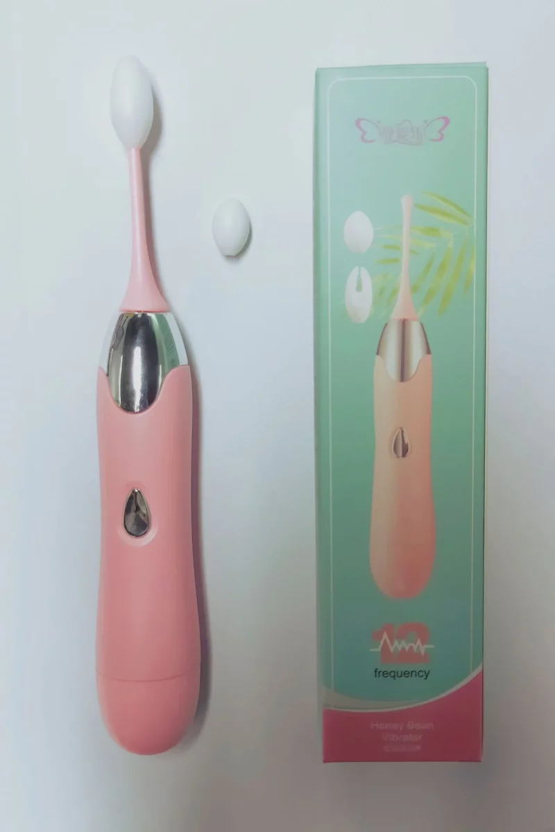 Vibrator roz pentru stimularea clitorisului cu 2 accesorii si multiple moduri de vibratie